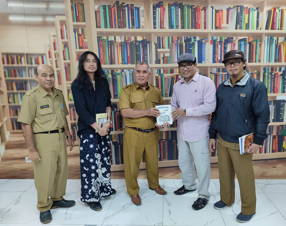 Perpustakaan Kota Samarinda Terima Buku-Buku Penulis Daerah dari Elansyah Jamhari